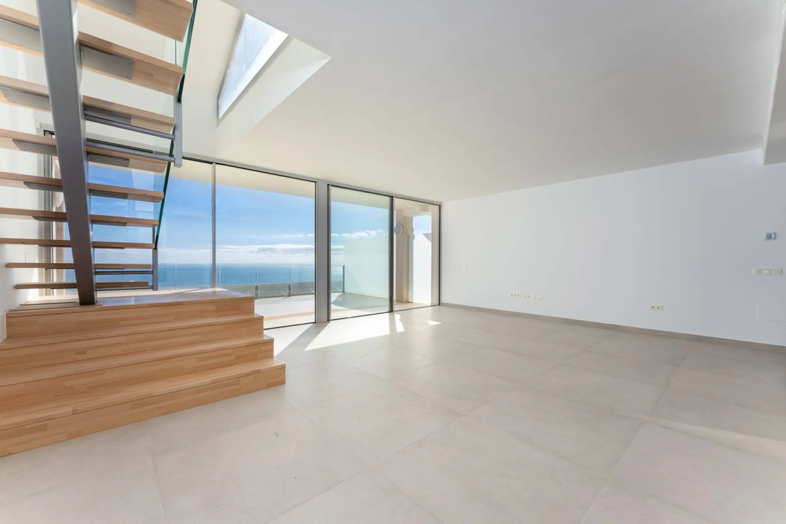 Brand new south facing penthouse duplex, located in an exclusive urbanization. The property consists of hall, 2 bedrooms with built-in wardrobes and electric blinds, guest bathroom, open plan kitchen fully furnished and equipped with electricial appliance