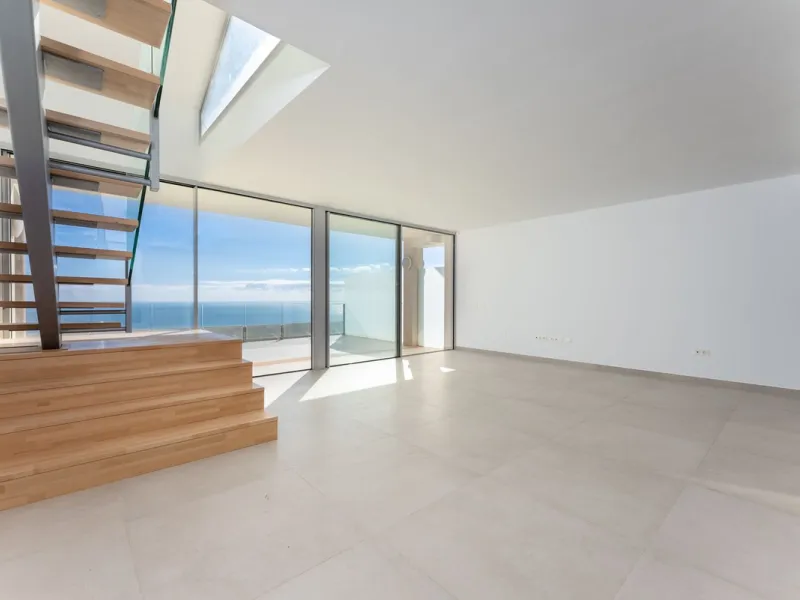 Brand new south facing penthouse duplex, located in an exclusive urbanization. The property consists of hall, 2 bedrooms with built-in wardrobes and electric blinds, guest bathroom, open plan kitchen fully furnished and equipped with electricial appliance