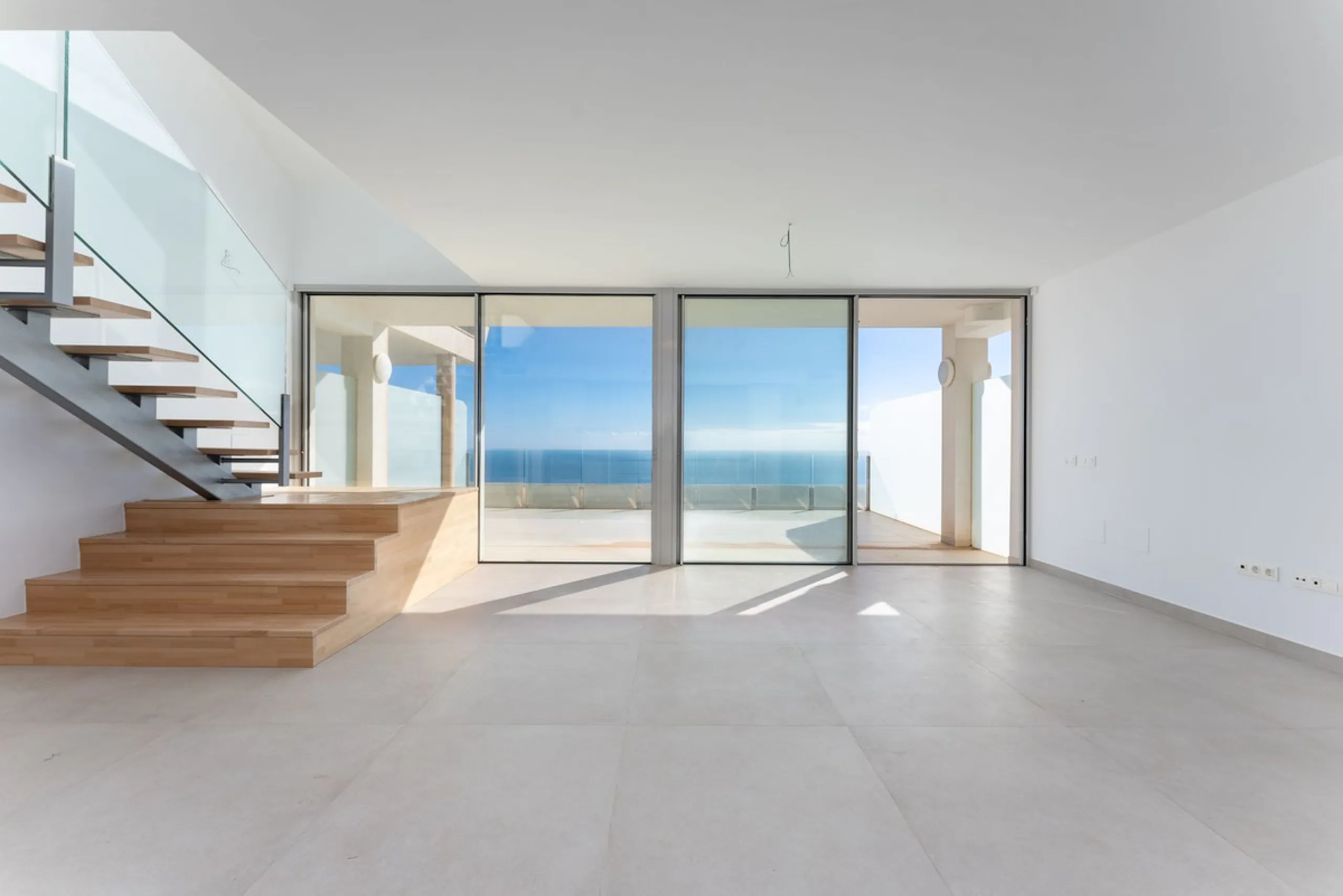 Brand new south facing penthouse duplex, located in an exclusive urbanization. The property consists of hall, 2 bedrooms with built-in wardrobes and electric blinds, guest bathroom, open plan kitchen fully furnished and equipped with electricial appliance