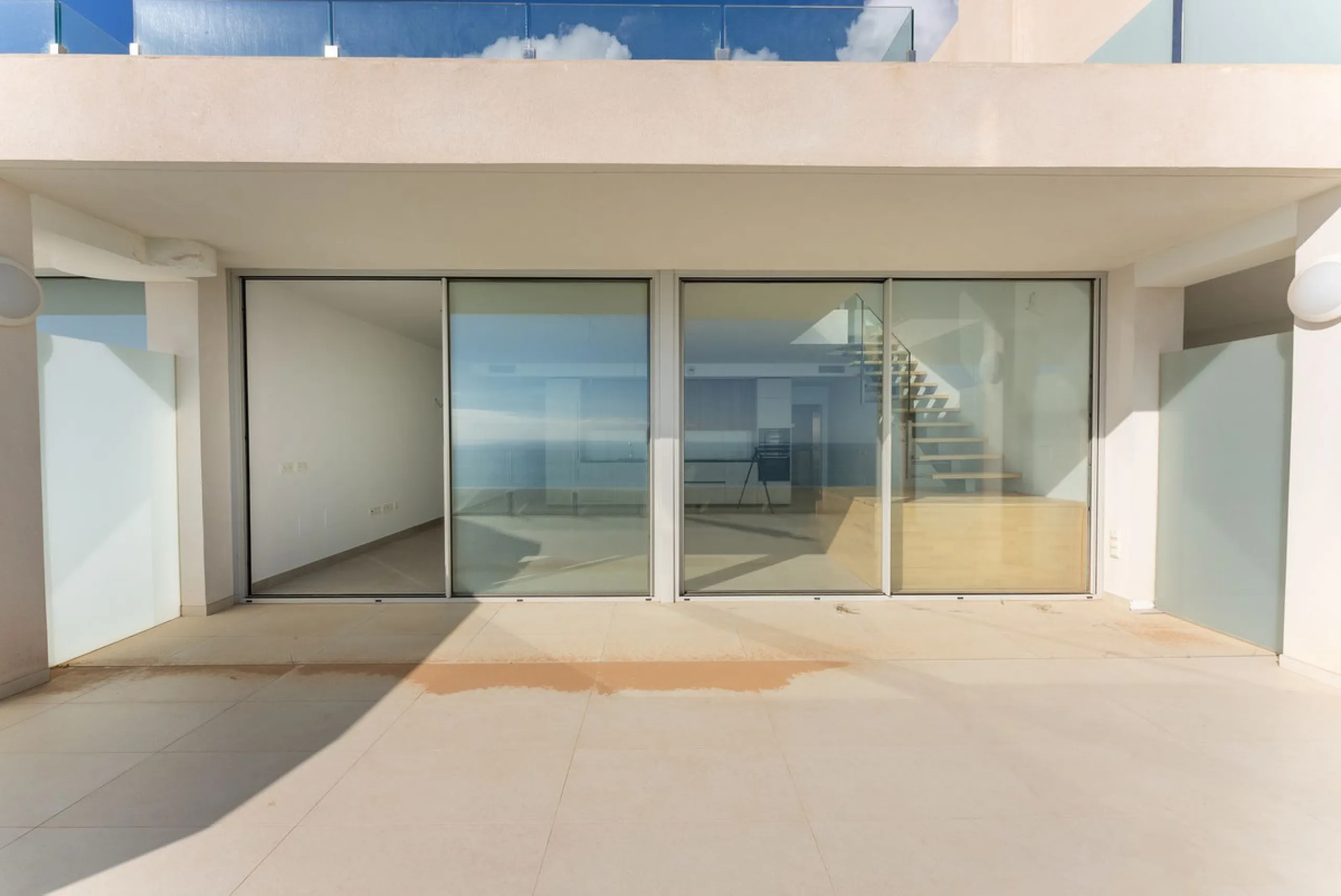 Brand new south facing penthouse duplex, located in an exclusive urbanization. The property consists of hall, 2 bedrooms with built-in wardrobes and electric blinds, guest bathroom, open plan kitchen fully furnished and equipped with electricial appliance