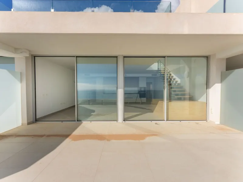 Brand new south facing penthouse duplex, located in an exclusive urbanization. The property consists of hall, 2 bedrooms with built-in wardrobes and electric blinds, guest bathroom, open plan kitchen fully furnished and equipped with electricial appliance