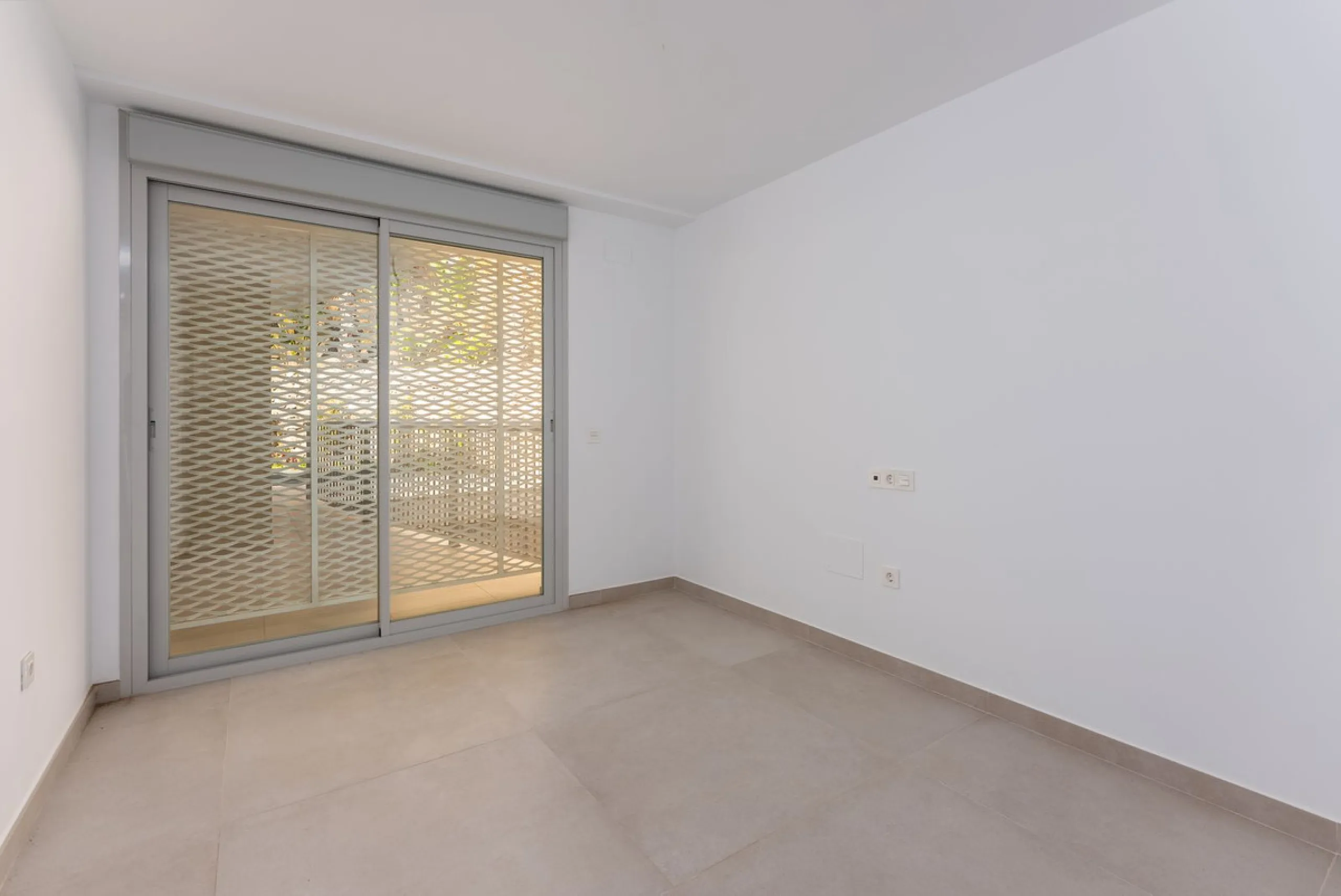 Brand new south facing penthouse duplex, located in an exclusive urbanization. The property consists of hall, 2 bedrooms with built-in wardrobes and electric blinds, guest bathroom, open plan kitchen fully furnished and equipped with electricial appliance