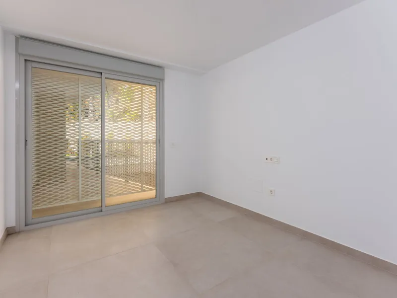 Brand new south facing penthouse duplex, located in an exclusive urbanization. The property consists of hall, 2 bedrooms with built-in wardrobes and electric blinds, guest bathroom, open plan kitchen fully furnished and equipped with electricial appliance