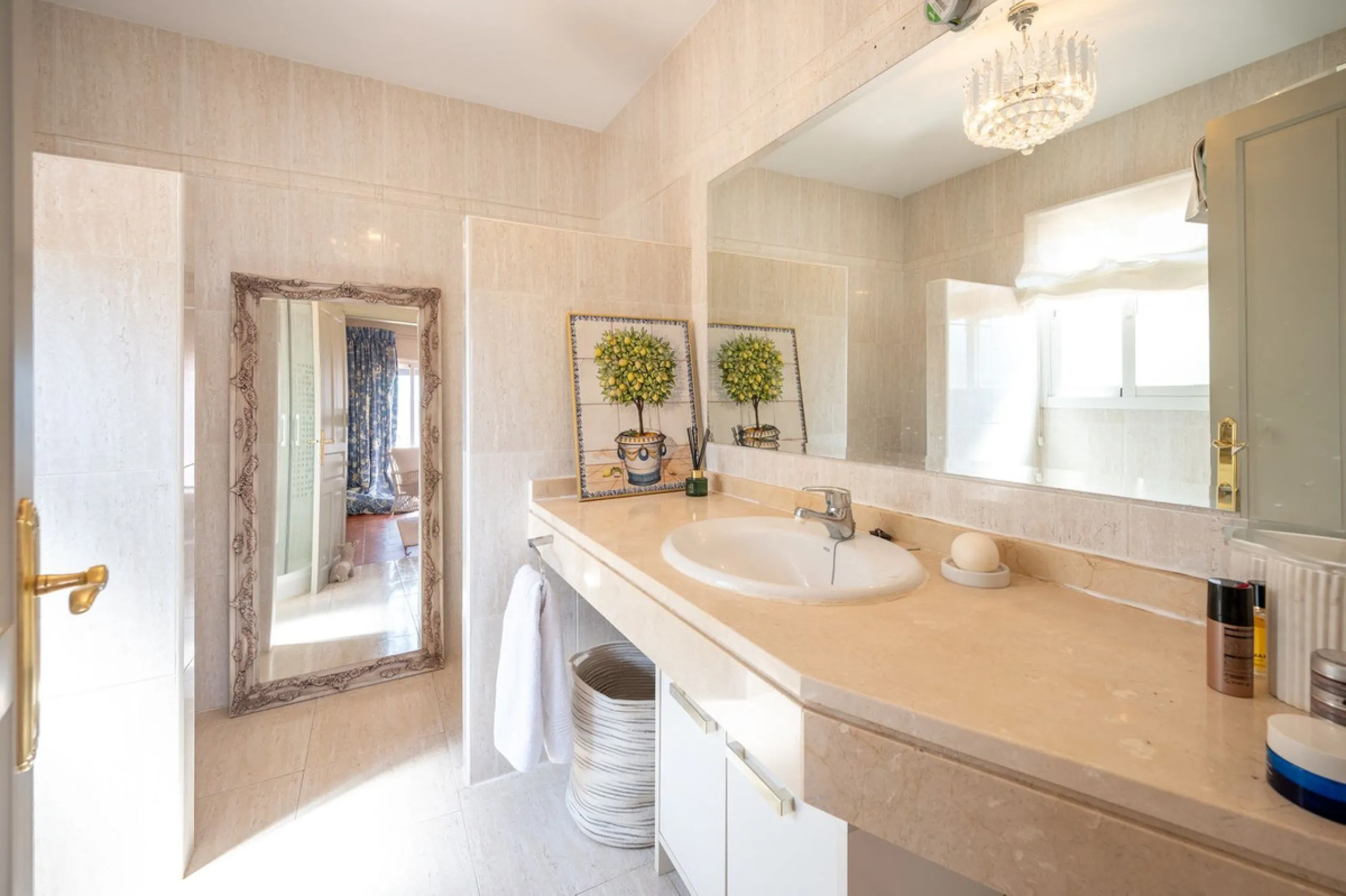 Beautiful detached villa in the outskirts of Coín set on a generous plot with a private pool and landscaped gardens, perfect for enjoying the Mediterranean lifestyle. Originally designed with 3 bedrooms, the property now offers 2 spacious bedrooms: one on