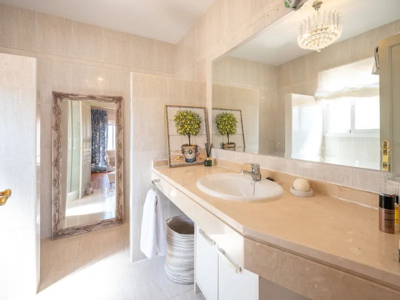 Beautiful detached villa in the outskirts of Coín set on a generous plot with a private pool and landscaped gardens, perfect for enjoying the Mediterranean lifestyle. Originally designed with 3 bedrooms, the property now offers 2 spacious bedrooms: one on