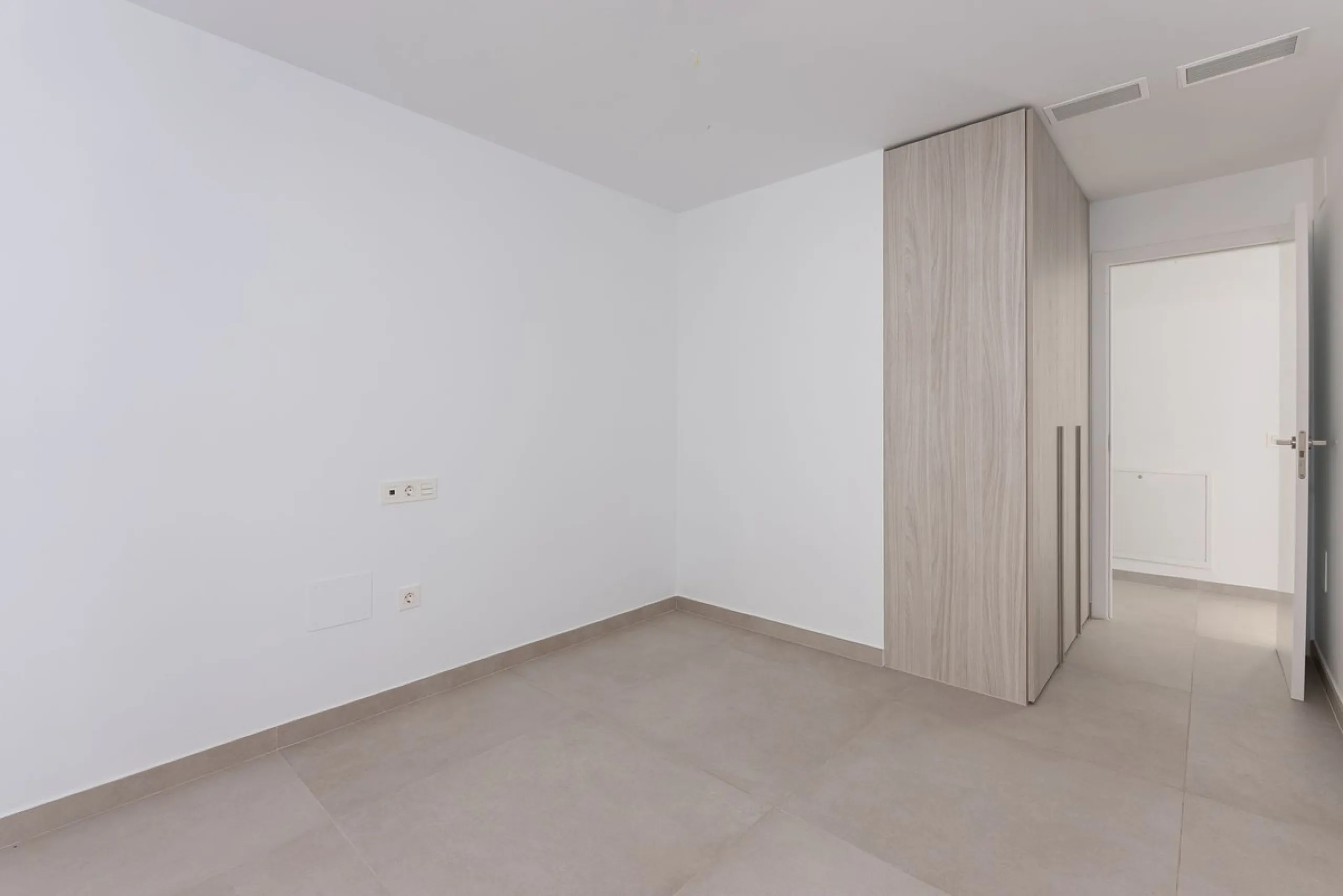 Brand new south facing penthouse duplex, located in an exclusive urbanization. The property consists of hall, 2 bedrooms with built-in wardrobes and electric blinds, guest bathroom, open plan kitchen fully furnished and equipped with electricial appliance