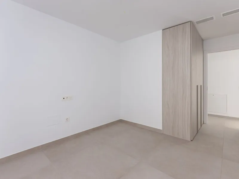 Brand new south facing penthouse duplex, located in an exclusive urbanization. The property consists of hall, 2 bedrooms with built-in wardrobes and electric blinds, guest bathroom, open plan kitchen fully furnished and equipped with electricial appliance