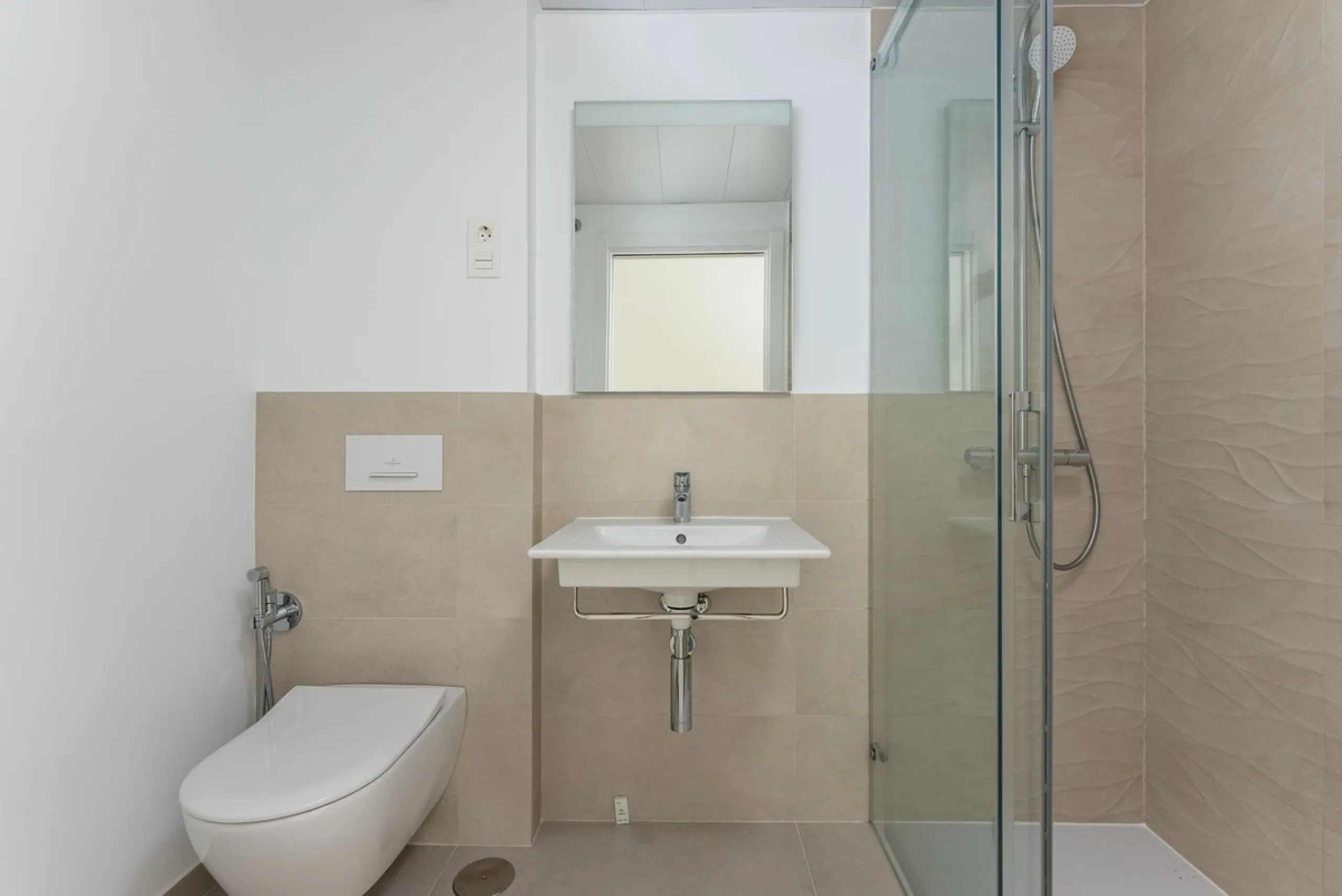Brand new south facing penthouse duplex, located in an exclusive urbanization. The property consists of hall, 2 bedrooms with built-in wardrobes and electric blinds, guest bathroom, open plan kitchen fully furnished and equipped with electricial appliance