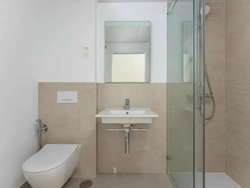 Brand new south facing penthouse duplex, located in an exclusive urbanization. The property consists of hall, 2 bedrooms with built-in wardrobes and electric blinds, guest bathroom, open plan kitchen fully furnished and equipped with electricial appliance