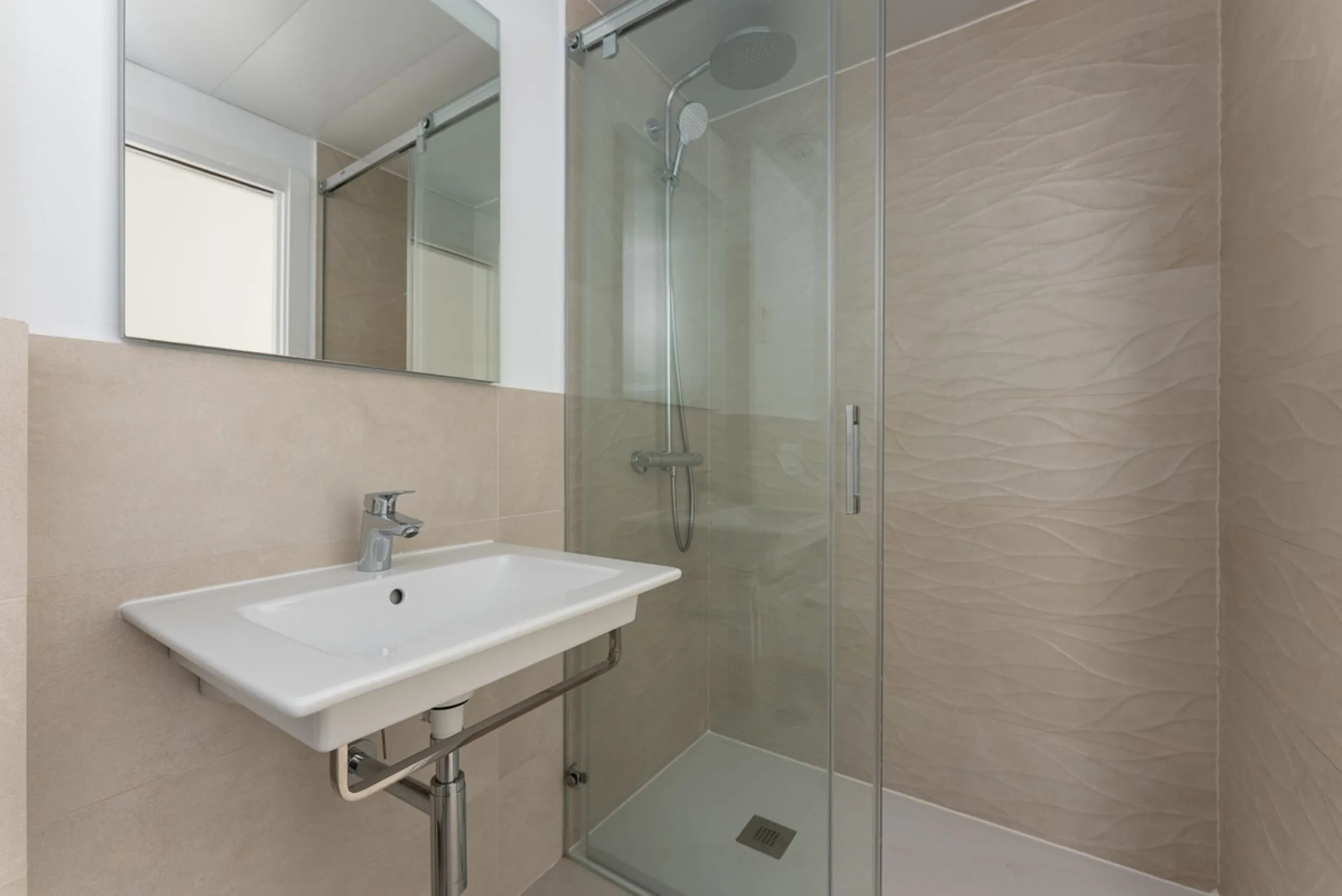 Brand new south facing penthouse duplex, located in an exclusive urbanization. The property consists of hall, 2 bedrooms with built-in wardrobes and electric blinds, guest bathroom, open plan kitchen fully furnished and equipped with electricial appliance