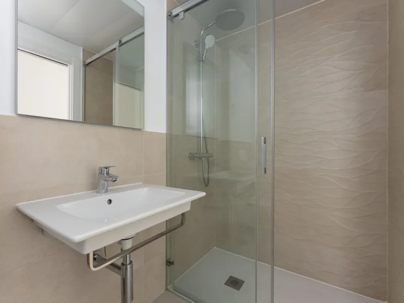 Brand new south facing penthouse duplex, located in an exclusive urbanization. The property consists of hall, 2 bedrooms with built-in wardrobes and electric blinds, guest bathroom, open plan kitchen fully furnished and equipped with electricial appliance