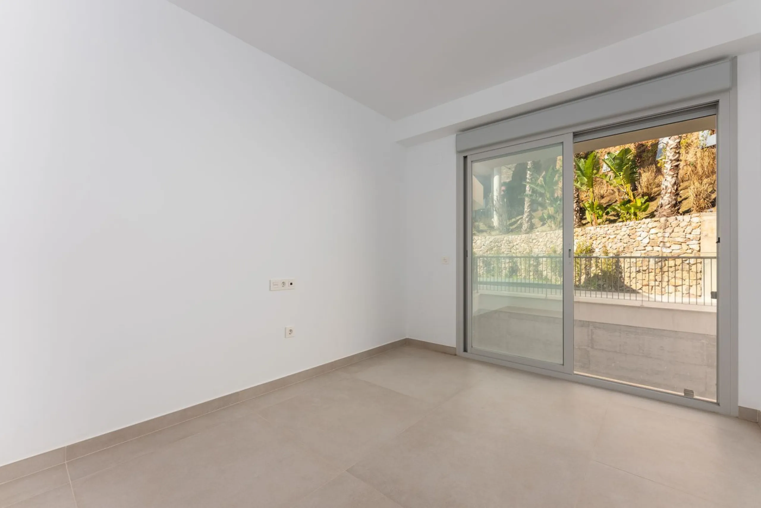 Brand new south facing penthouse duplex, located in an exclusive urbanization. The property consists of hall, 2 bedrooms with built-in wardrobes and electric blinds, guest bathroom, open plan kitchen fully furnished and equipped with electricial appliance
