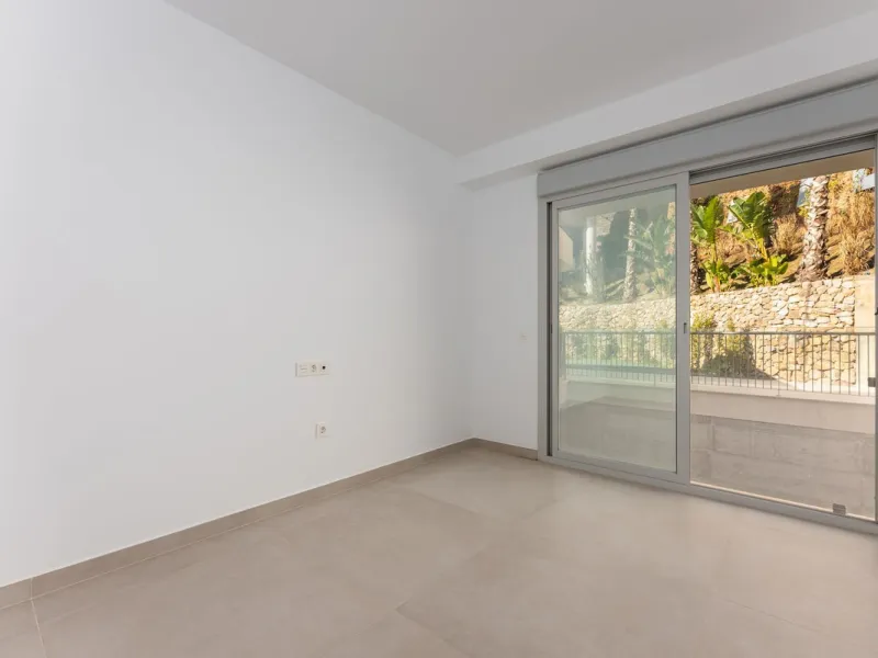 Brand new south facing penthouse duplex, located in an exclusive urbanization. The property consists of hall, 2 bedrooms with built-in wardrobes and electric blinds, guest bathroom, open plan kitchen fully furnished and equipped with electricial appliance