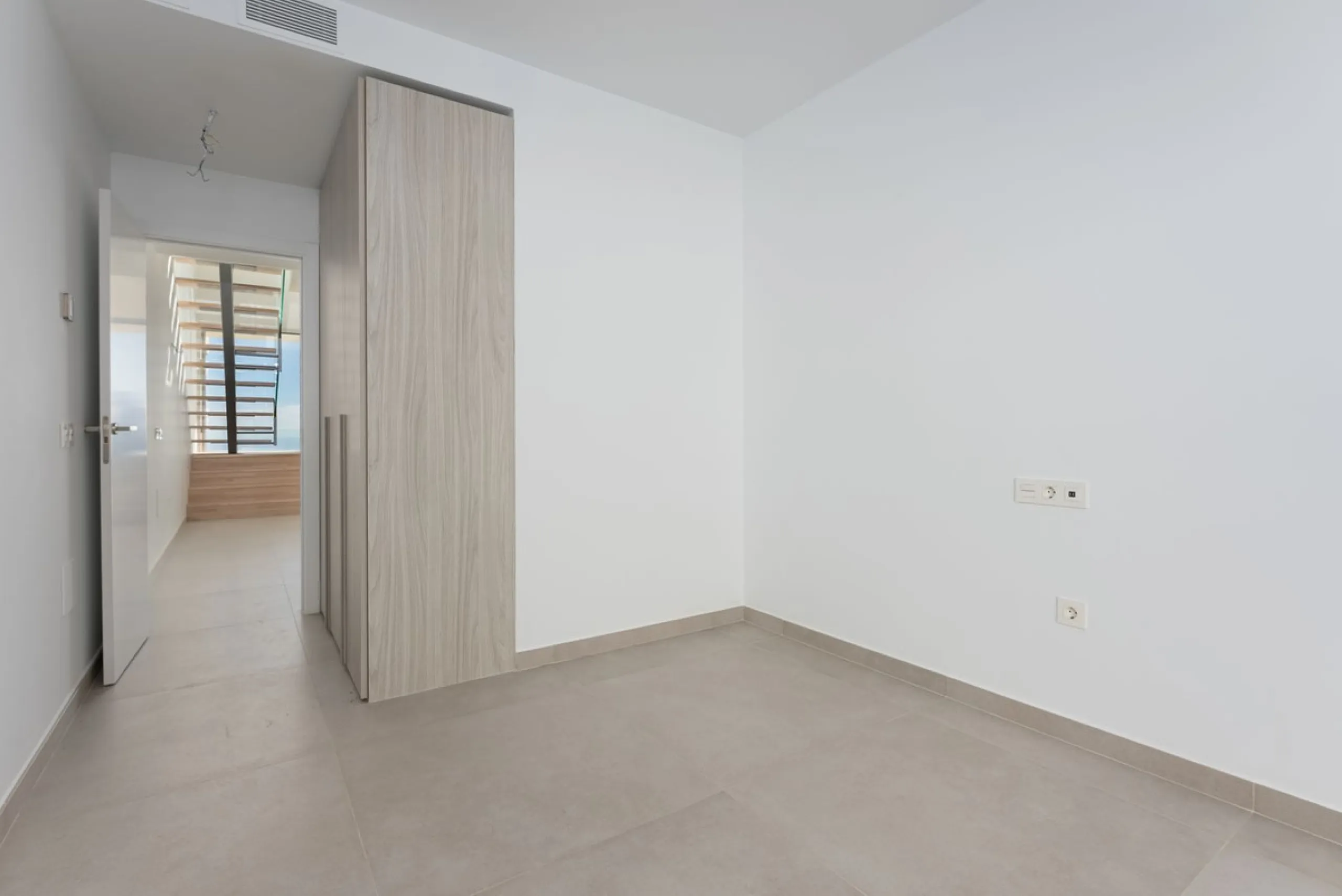 Brand new south facing penthouse duplex, located in an exclusive urbanization. The property consists of hall, 2 bedrooms with built-in wardrobes and electric blinds, guest bathroom, open plan kitchen fully furnished and equipped with electricial appliance