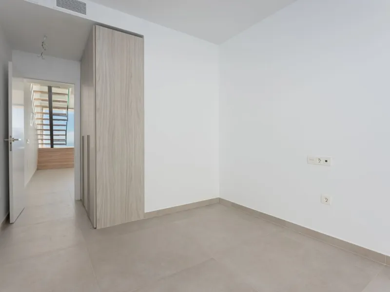 Brand new south facing penthouse duplex, located in an exclusive urbanization. The property consists of hall, 2 bedrooms with built-in wardrobes and electric blinds, guest bathroom, open plan kitchen fully furnished and equipped with electricial appliance