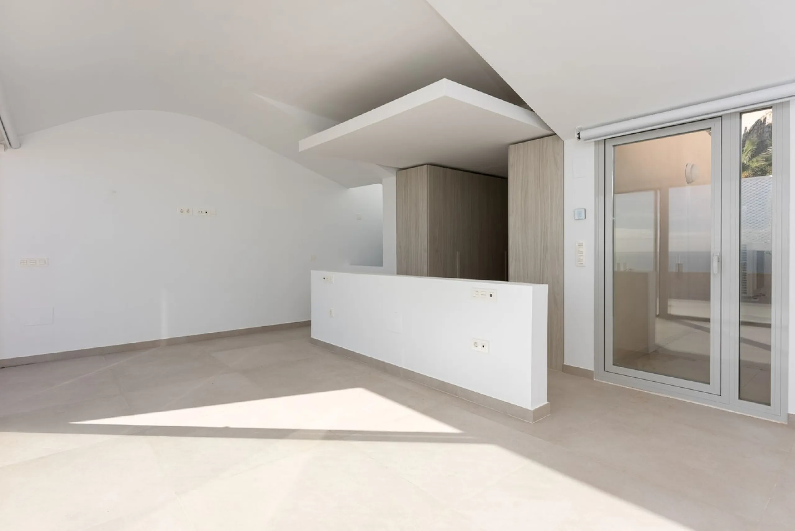 Brand new south facing penthouse duplex, located in an exclusive urbanization. The property consists of hall, 2 bedrooms with built-in wardrobes and electric blinds, guest bathroom, open plan kitchen fully furnished and equipped with electricial appliance