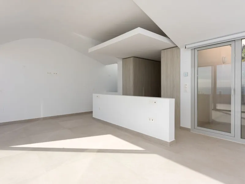 Brand new south facing penthouse duplex, located in an exclusive urbanization. The property consists of hall, 2 bedrooms with built-in wardrobes and electric blinds, guest bathroom, open plan kitchen fully furnished and equipped with electricial appliance