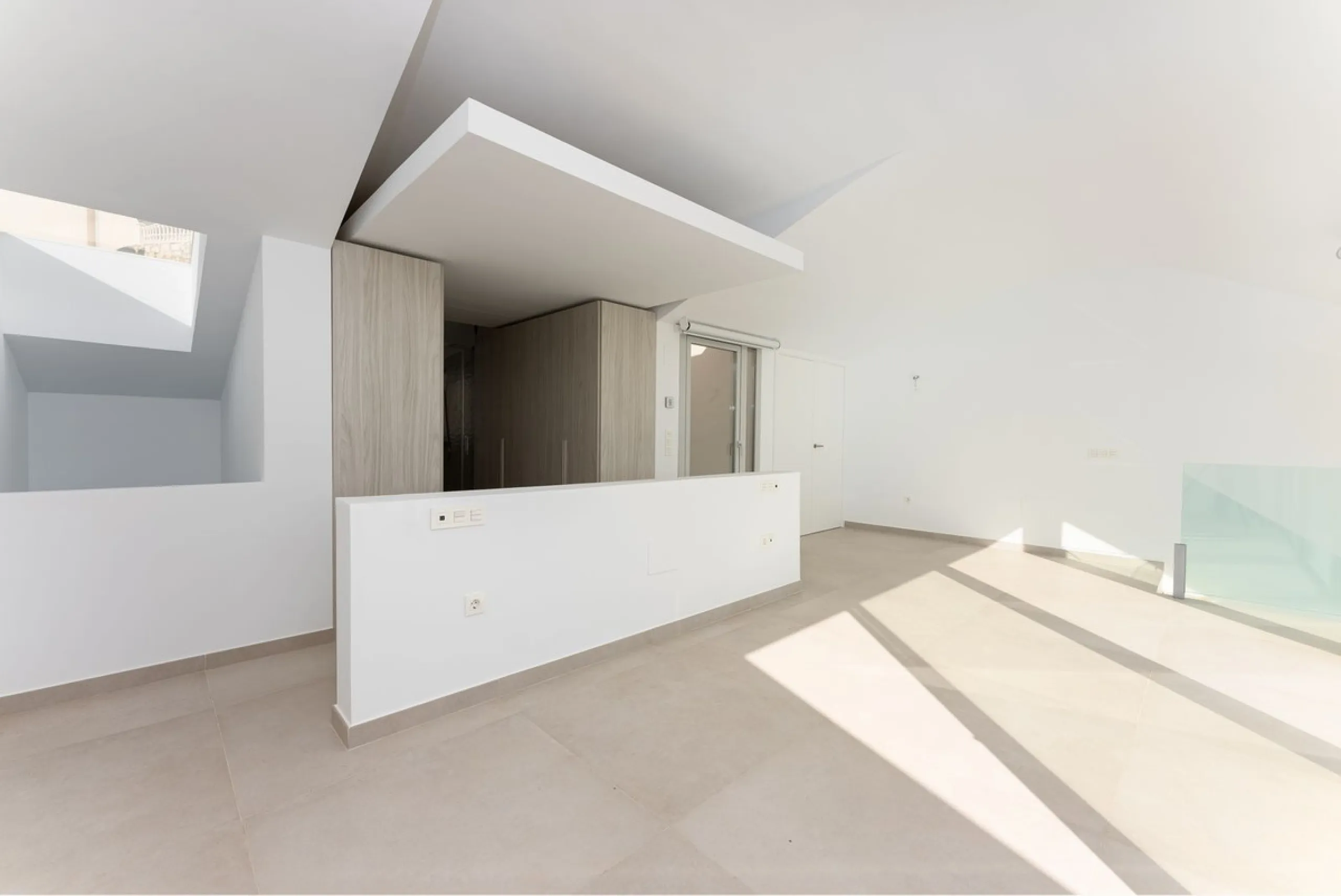 Brand new south facing penthouse duplex, located in an exclusive urbanization. The property consists of hall, 2 bedrooms with built-in wardrobes and electric blinds, guest bathroom, open plan kitchen fully furnished and equipped with electricial appliance