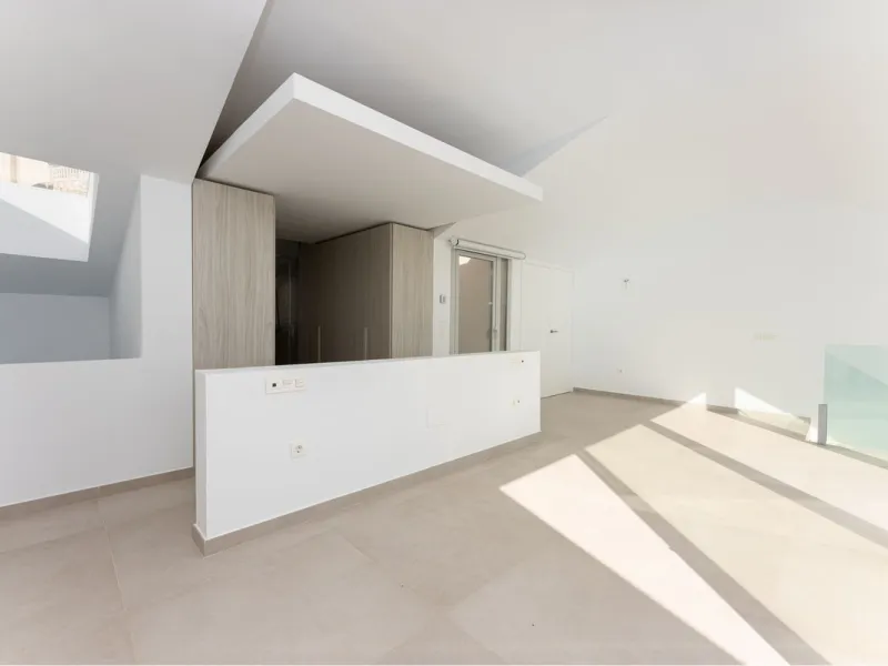 Brand new south facing penthouse duplex, located in an exclusive urbanization. The property consists of hall, 2 bedrooms with built-in wardrobes and electric blinds, guest bathroom, open plan kitchen fully furnished and equipped with electricial appliance