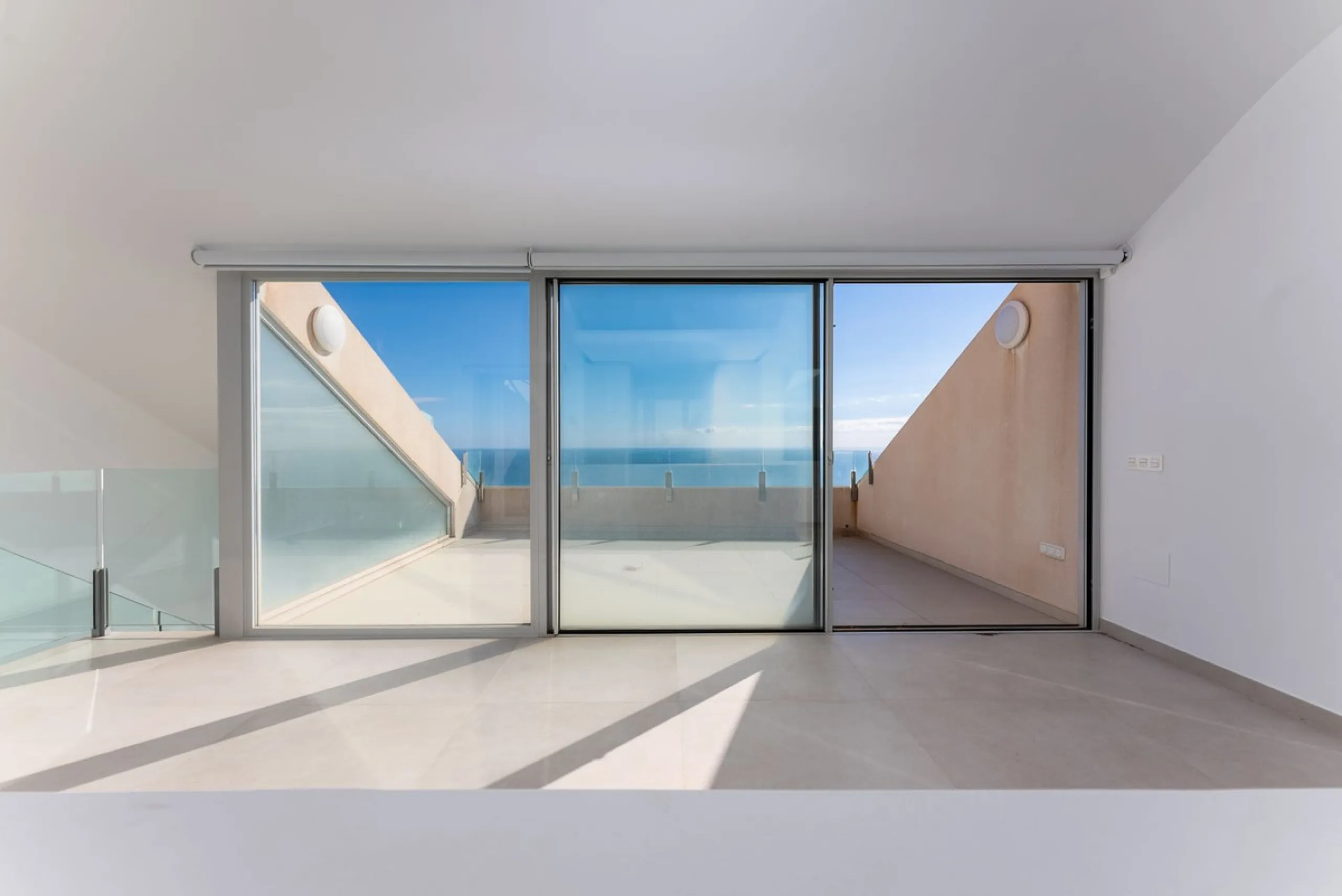 Brand new south facing penthouse duplex, located in an exclusive urbanization. The property consists of hall, 2 bedrooms with built-in wardrobes and electric blinds, guest bathroom, open plan kitchen fully furnished and equipped with electricial appliance