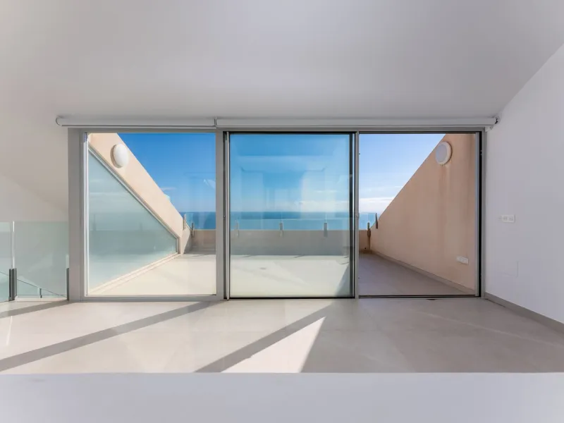 Brand new south facing penthouse duplex, located in an exclusive urbanization. The property consists of hall, 2 bedrooms with built-in wardrobes and electric blinds, guest bathroom, open plan kitchen fully furnished and equipped with electricial appliance