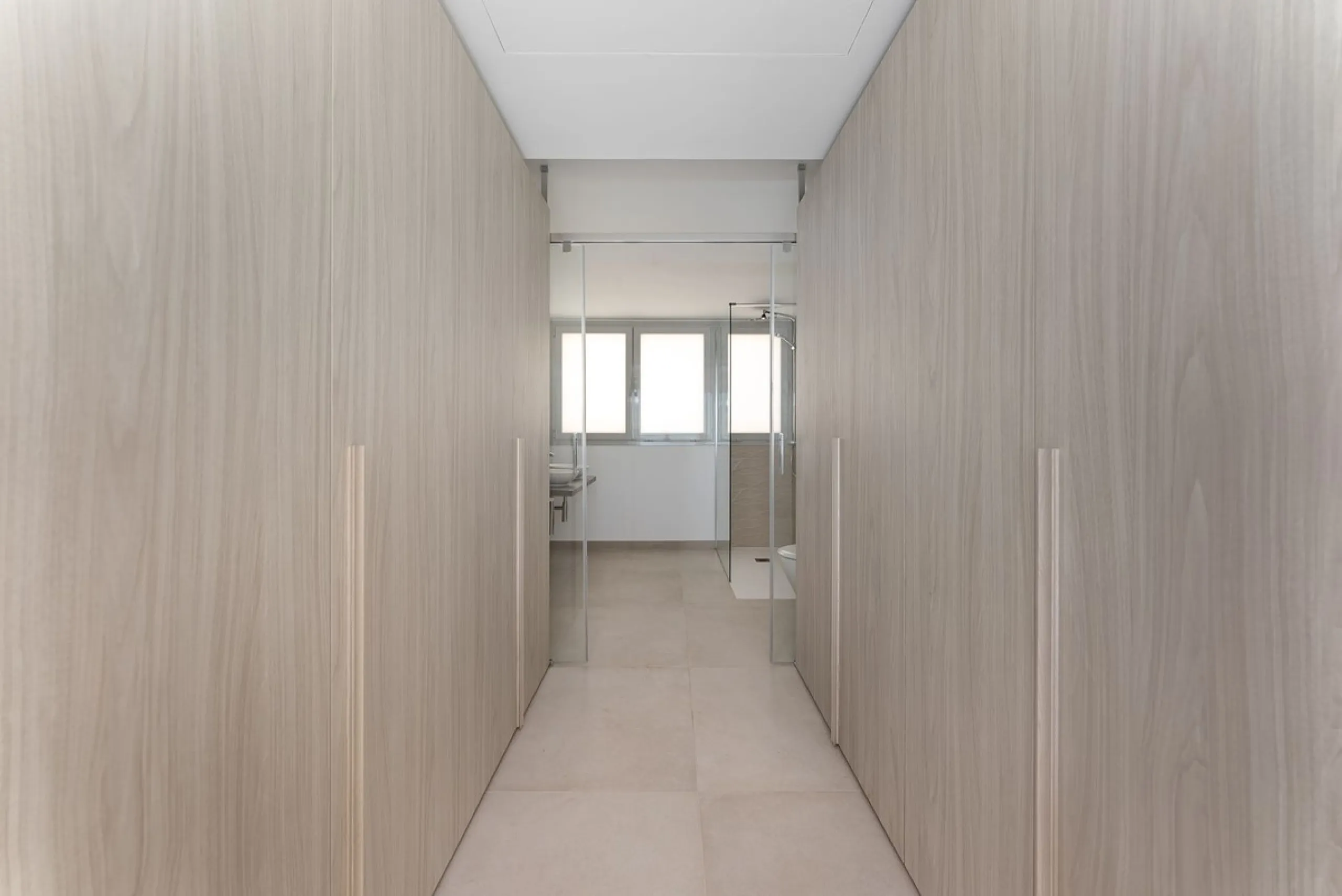 Brand new south facing penthouse duplex, located in an exclusive urbanization. The property consists of hall, 2 bedrooms with built-in wardrobes and electric blinds, guest bathroom, open plan kitchen fully furnished and equipped with electricial appliance