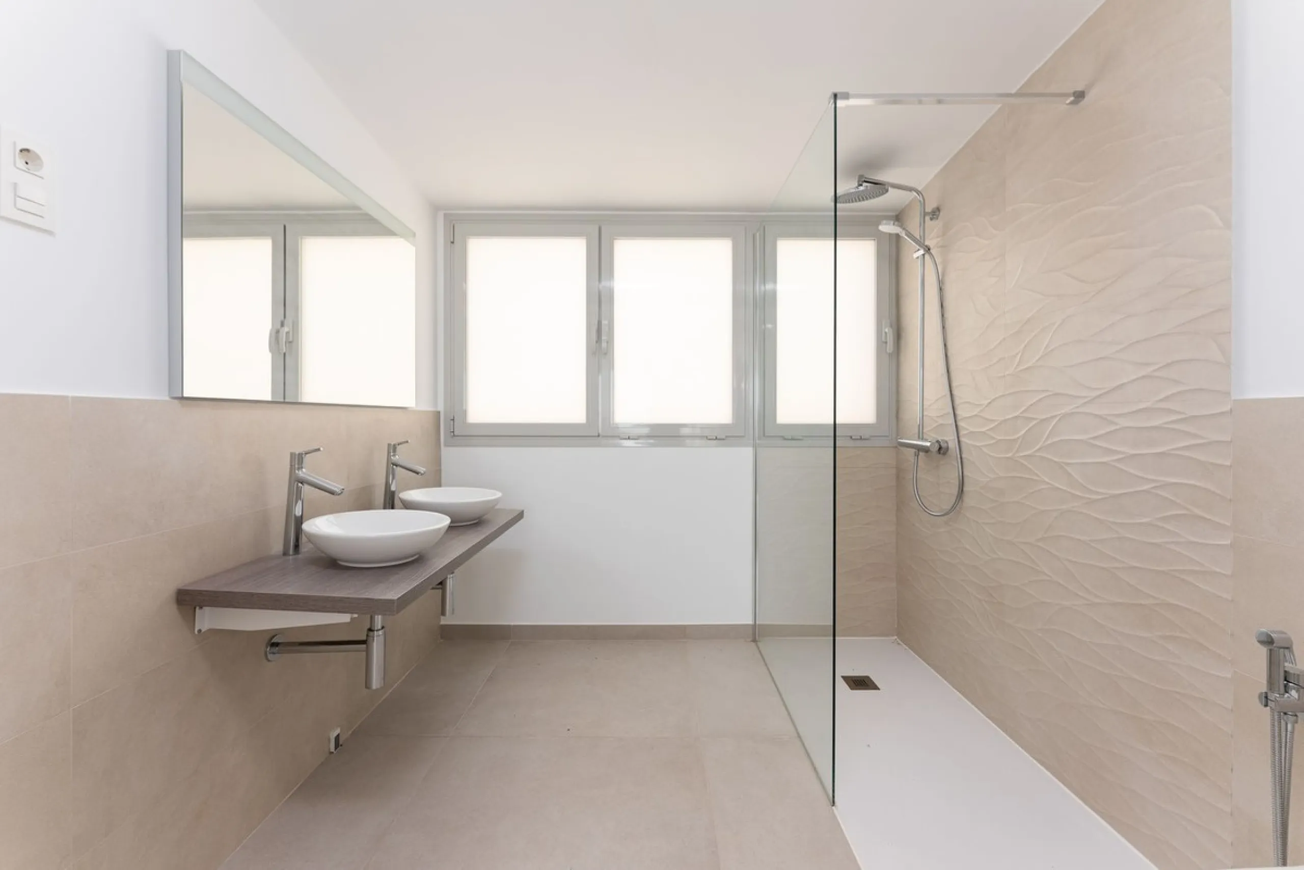 Brand new south facing penthouse duplex, located in an exclusive urbanization. The property consists of hall, 2 bedrooms with built-in wardrobes and electric blinds, guest bathroom, open plan kitchen fully furnished and equipped with electricial appliance