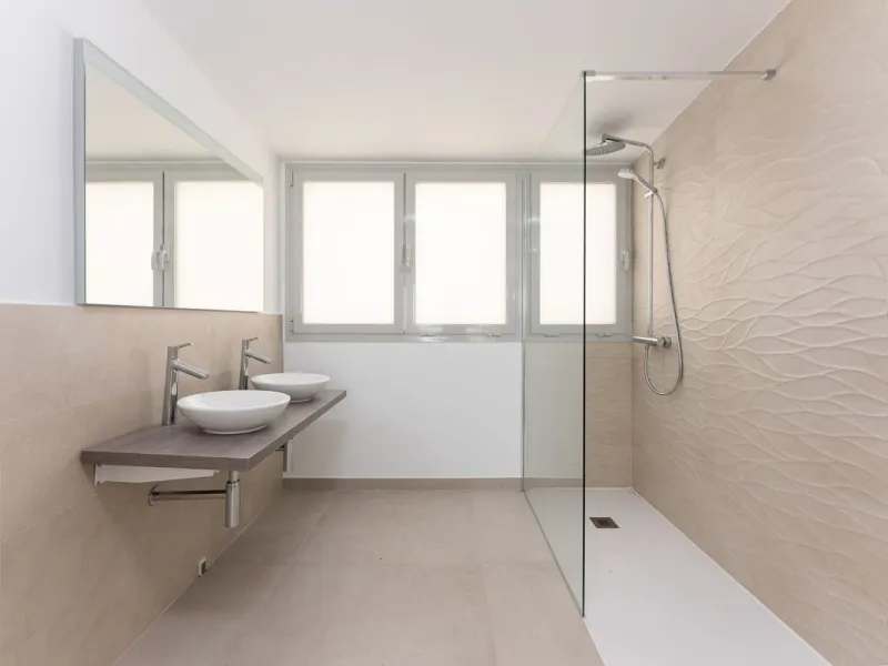 Brand new south facing penthouse duplex, located in an exclusive urbanization. The property consists of hall, 2 bedrooms with built-in wardrobes and electric blinds, guest bathroom, open plan kitchen fully furnished and equipped with electricial appliance