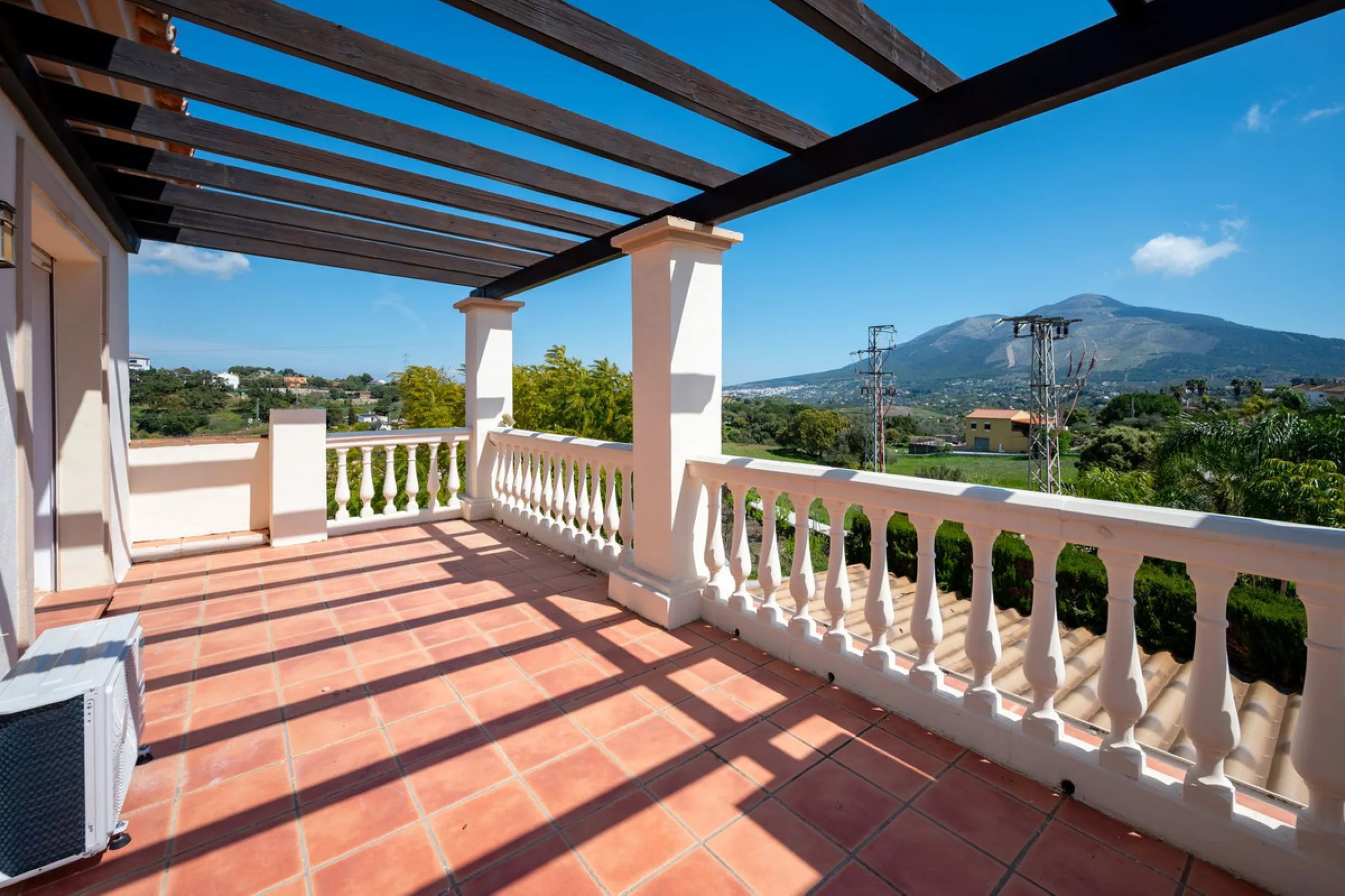 Beautiful detached villa in the outskirts of Coín set on a generous plot with a private pool and landscaped gardens, perfect for enjoying the Mediterranean lifestyle. Originally designed with 3 bedrooms, the property now offers 2 spacious bedrooms: one on