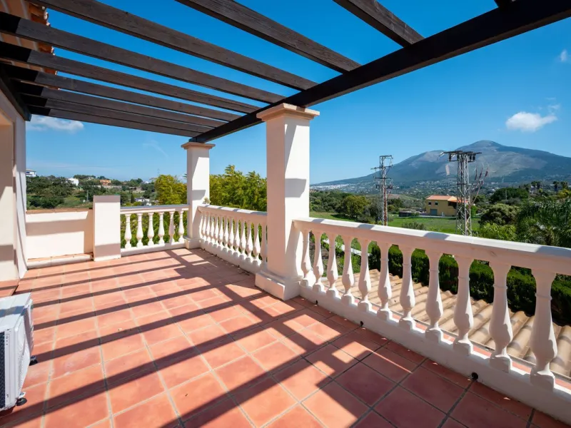 Beautiful detached villa in the outskirts of Coín set on a generous plot with a private pool and landscaped gardens, perfect for enjoying the Mediterranean lifestyle. Originally designed with 3 bedrooms, the property now offers 2 spacious bedrooms: one on