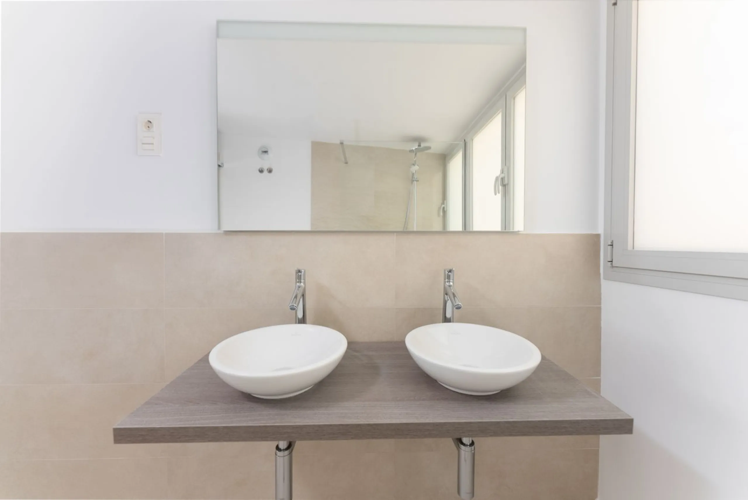 Brand new south facing penthouse duplex, located in an exclusive urbanization. The property consists of hall, 2 bedrooms with built-in wardrobes and electric blinds, guest bathroom, open plan kitchen fully furnished and equipped with electricial appliance