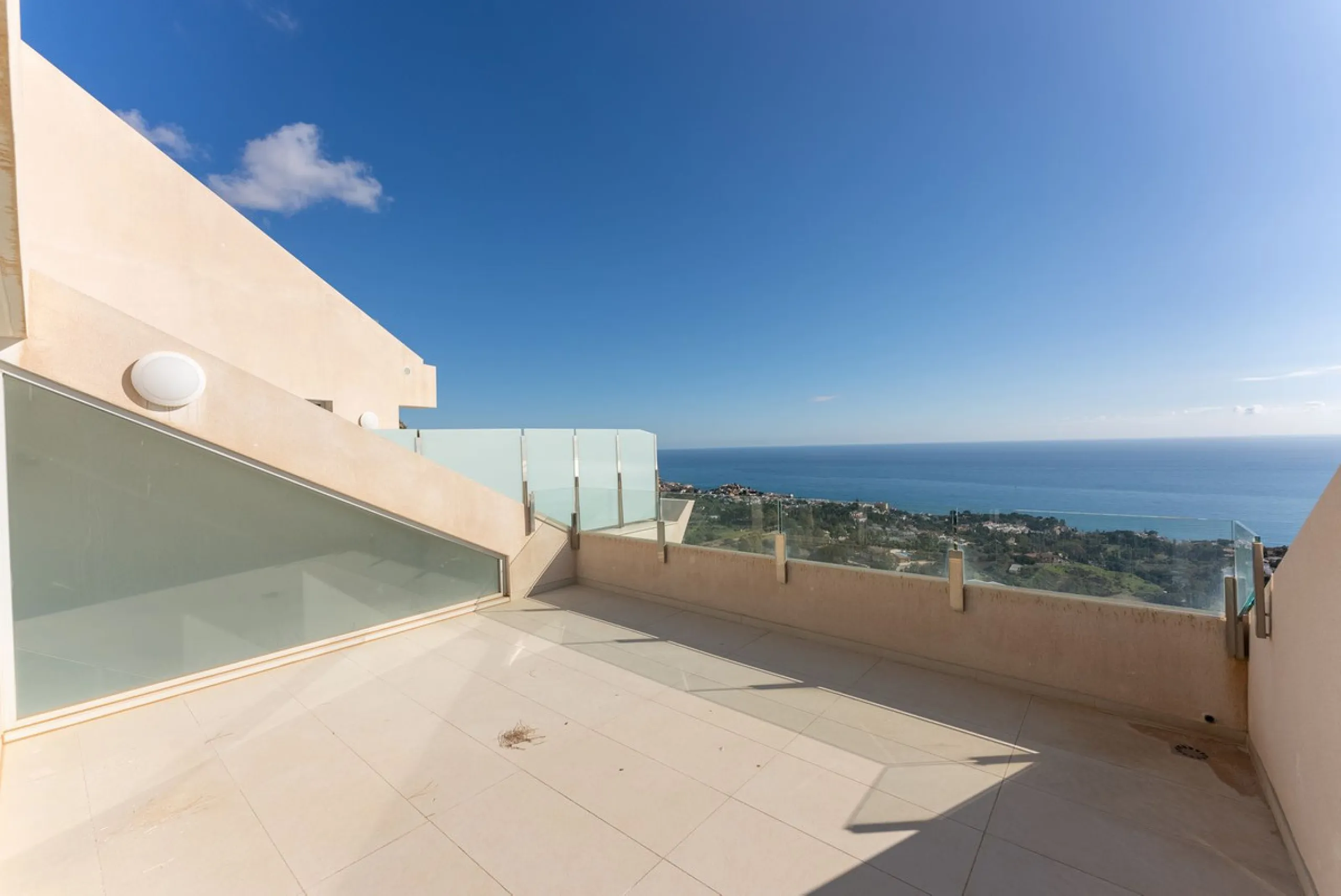 Brand new south facing penthouse duplex, located in an exclusive urbanization. The property consists of hall, 2 bedrooms with built-in wardrobes and electric blinds, guest bathroom, open plan kitchen fully furnished and equipped with electricial appliance