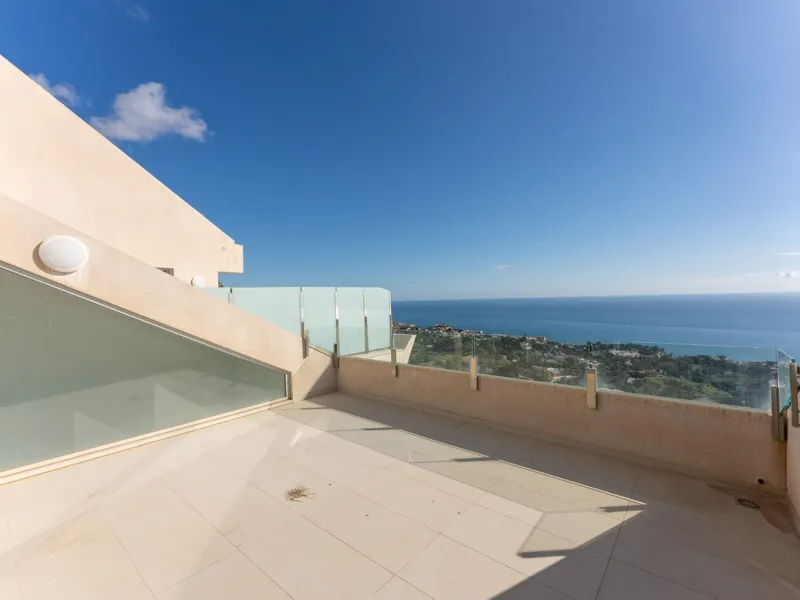 Brand new south facing penthouse duplex, located in an exclusive urbanization. The property consists of hall, 2 bedrooms with built-in wardrobes and electric blinds, guest bathroom, open plan kitchen fully furnished and equipped with electricial appliance