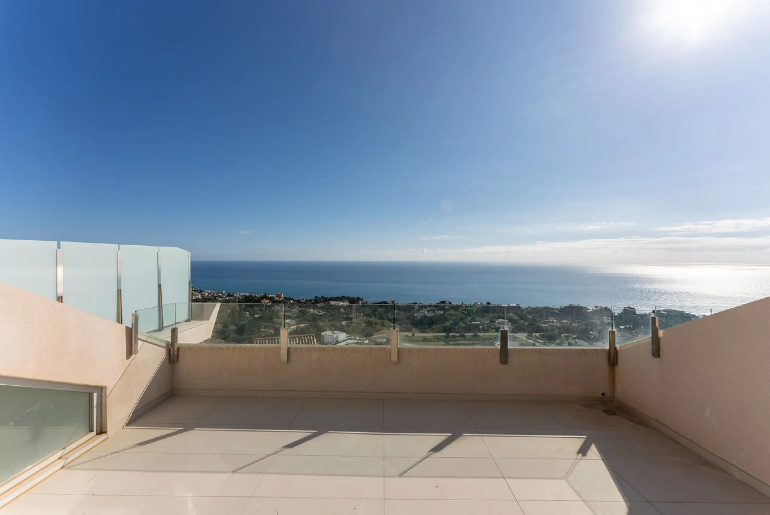 Brand new south facing penthouse duplex, located in an exclusive urbanization. The property consists of hall, 2 bedrooms with built-in wardrobes and electric blinds, guest bathroom, open plan kitchen fully furnished and equipped with electricial appliance