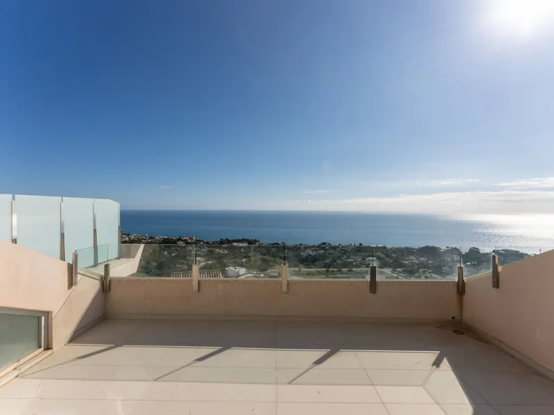 Brand new south facing penthouse duplex, located in an exclusive urbanization. The property consists of hall, 2 bedrooms with built-in wardrobes and electric blinds, guest bathroom, open plan kitchen fully furnished and equipped with electricial appliance