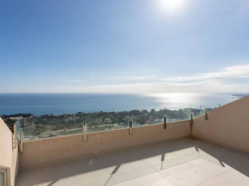 Brand new south facing penthouse duplex, located in an exclusive urbanization. The property consists of hall, 2 bedrooms with built-in wardrobes and electric blinds, guest bathroom, open plan kitchen fully furnished and equipped with electricial appliance