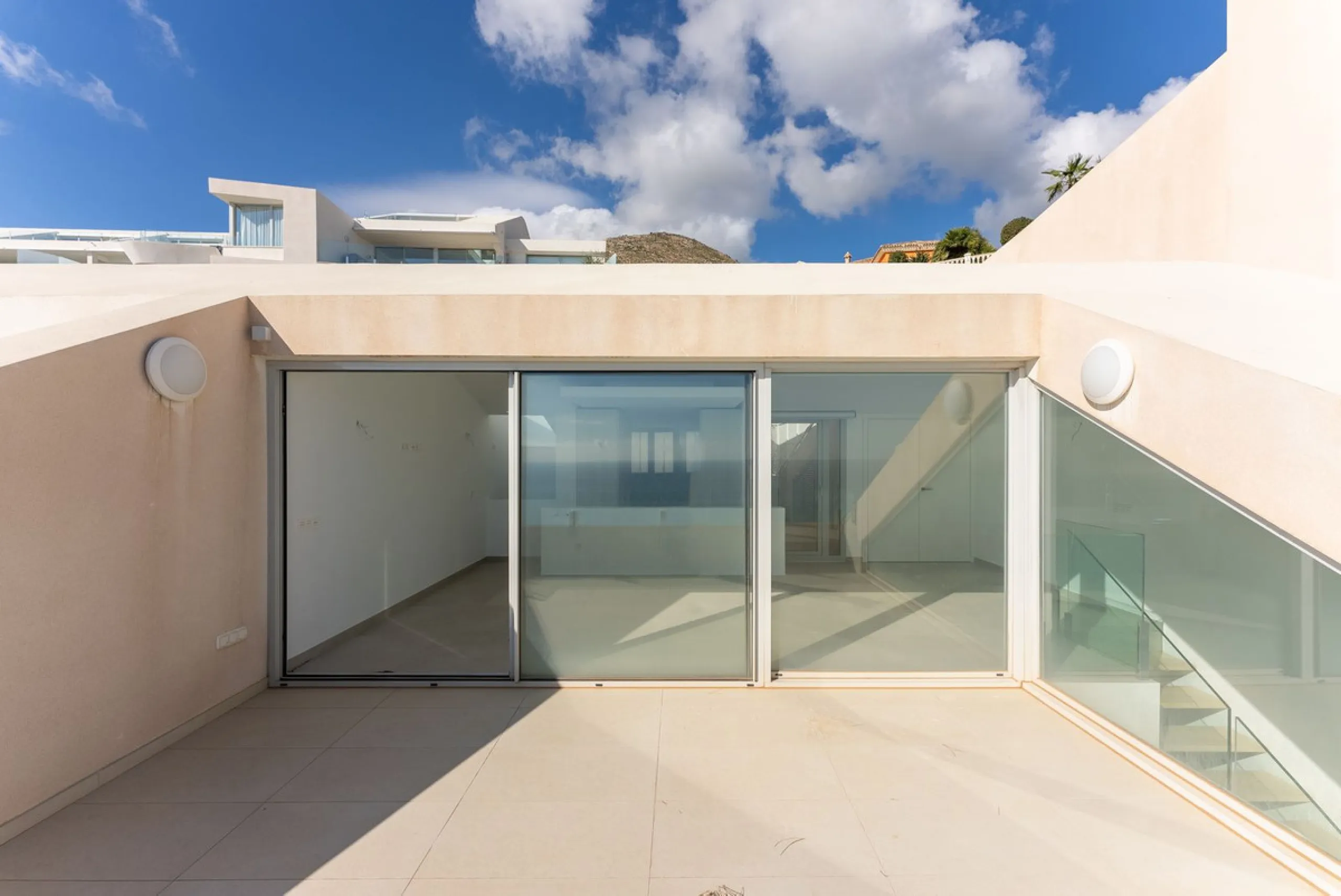 Brand new south facing penthouse duplex, located in an exclusive urbanization. The property consists of hall, 2 bedrooms with built-in wardrobes and electric blinds, guest bathroom, open plan kitchen fully furnished and equipped with electricial appliance