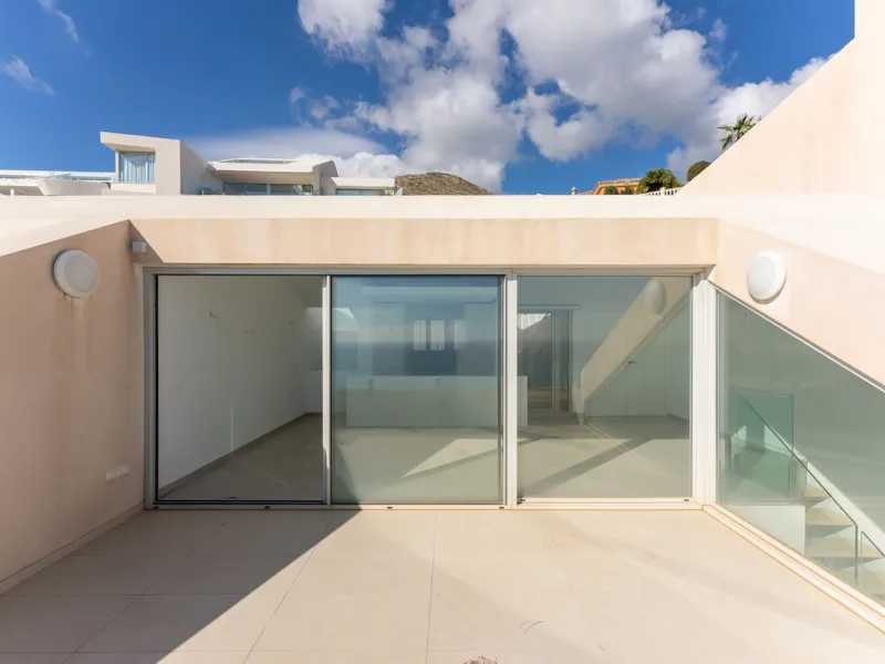 Brand new south facing penthouse duplex, located in an exclusive urbanization. The property consists of hall, 2 bedrooms with built-in wardrobes and electric blinds, guest bathroom, open plan kitchen fully furnished and equipped with electricial appliance