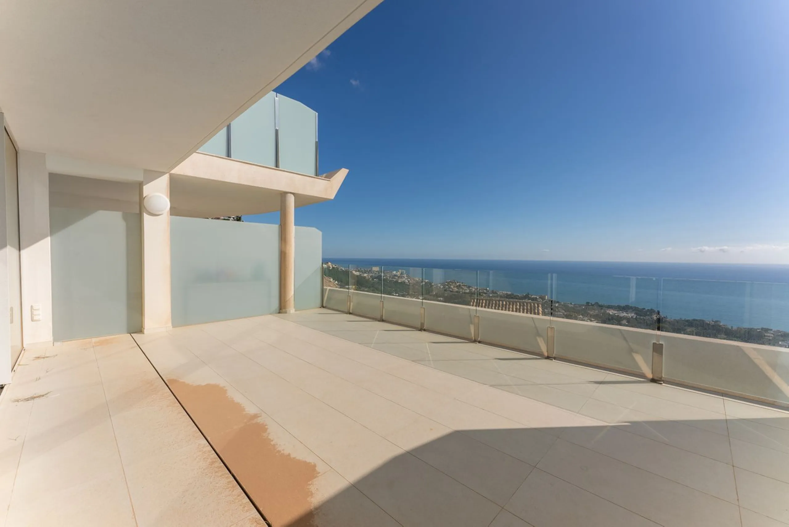 Brand new south facing penthouse duplex, located in an exclusive urbanization. The property consists of hall, 2 bedrooms with built-in wardrobes and electric blinds, guest bathroom, open plan kitchen fully furnished and equipped with electricial appliance