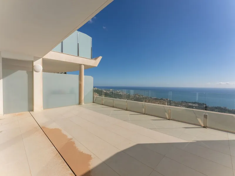 Brand new south facing penthouse duplex, located in an exclusive urbanization. The property consists of hall, 2 bedrooms with built-in wardrobes and electric blinds, guest bathroom, open plan kitchen fully furnished and equipped with electricial appliance