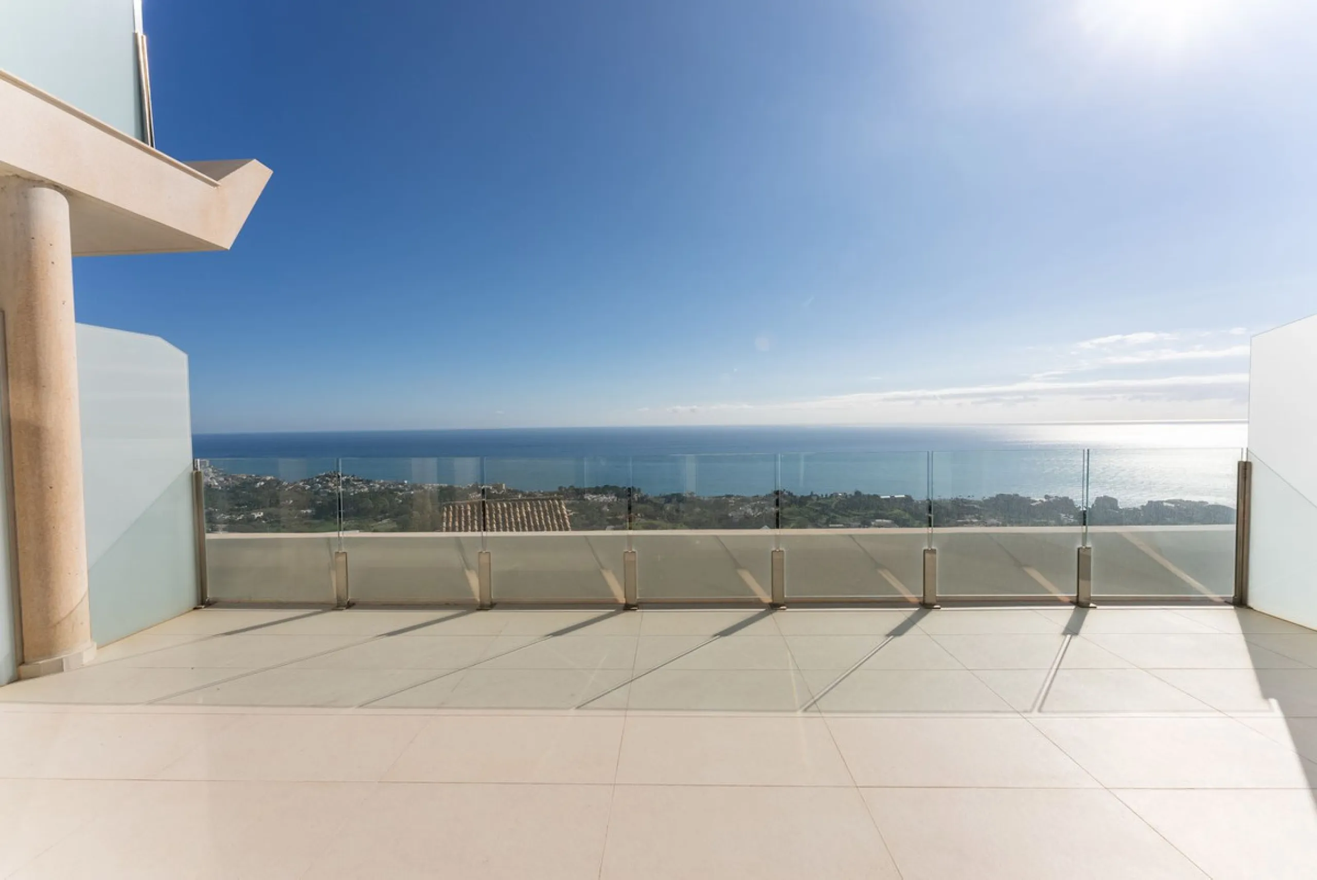 Brand new south facing penthouse duplex, located in an exclusive urbanization. The property consists of hall, 2 bedrooms with built-in wardrobes and electric blinds, guest bathroom, open plan kitchen fully furnished and equipped with electricial appliance