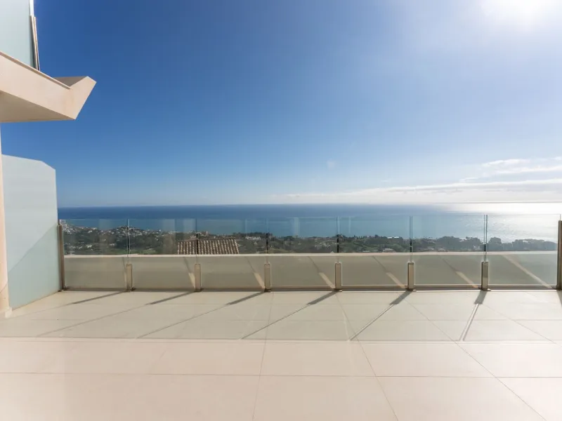 Brand new south facing penthouse duplex, located in an exclusive urbanization. The property consists of hall, 2 bedrooms with built-in wardrobes and electric blinds, guest bathroom, open plan kitchen fully furnished and equipped with electricial appliance