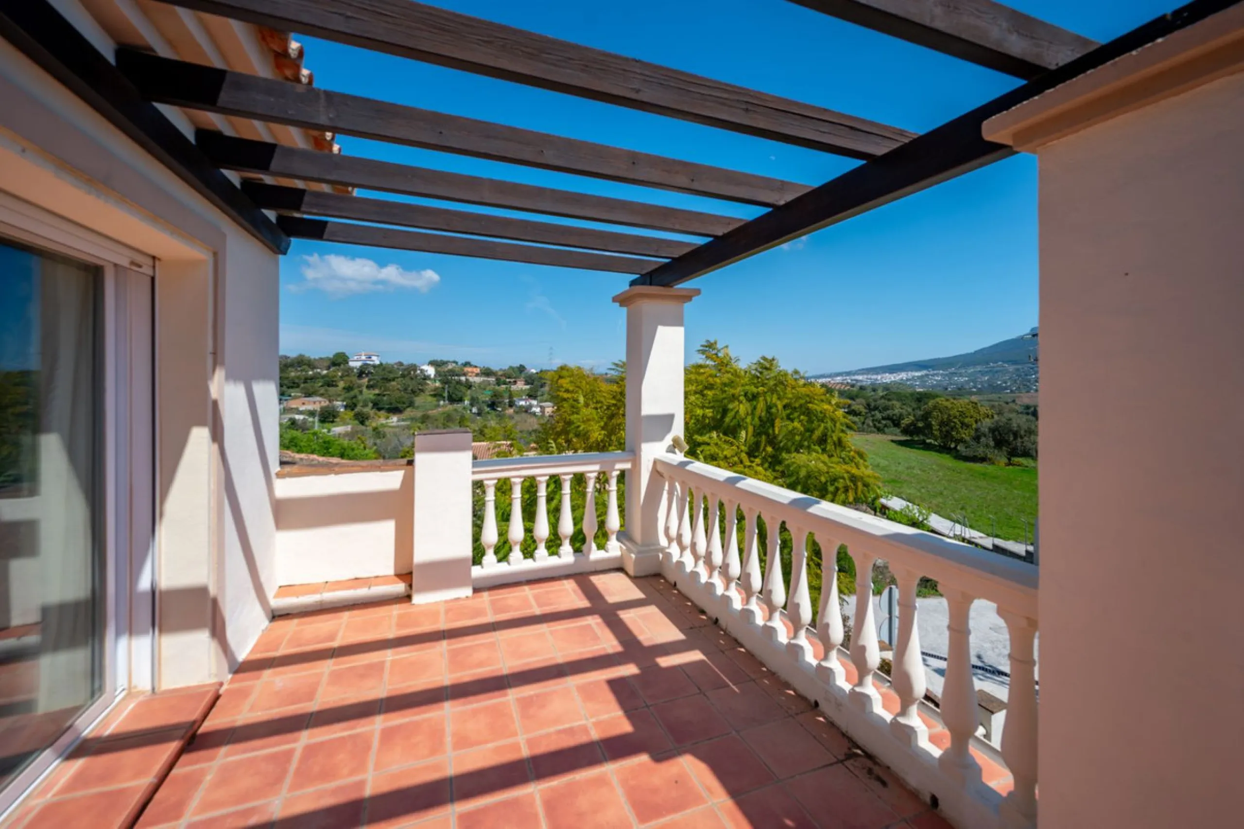 Beautiful detached villa in the outskirts of Coín set on a generous plot with a private pool and landscaped gardens, perfect for enjoying the Mediterranean lifestyle. Originally designed with 3 bedrooms, the property now offers 2 spacious bedrooms: one on