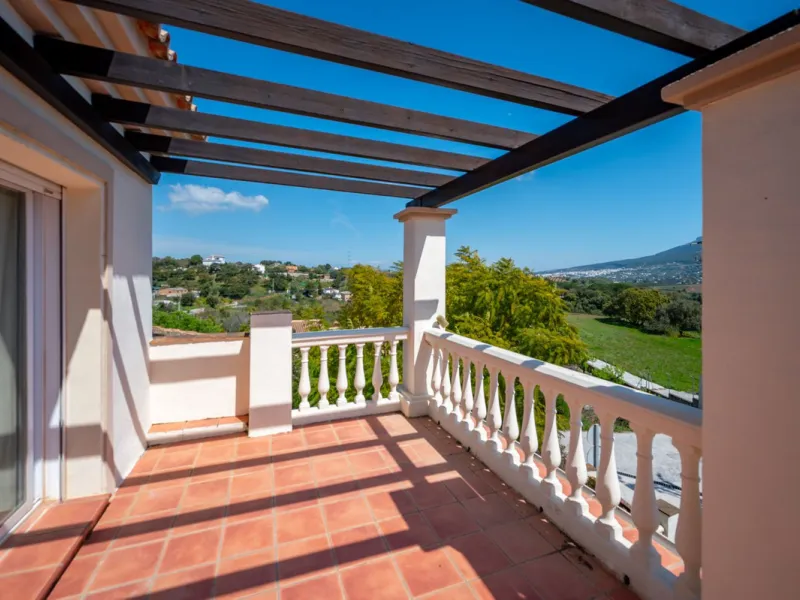 Beautiful detached villa in the outskirts of Coín set on a generous plot with a private pool and landscaped gardens, perfect for enjoying the Mediterranean lifestyle. Originally designed with 3 bedrooms, the property now offers 2 spacious bedrooms: one on