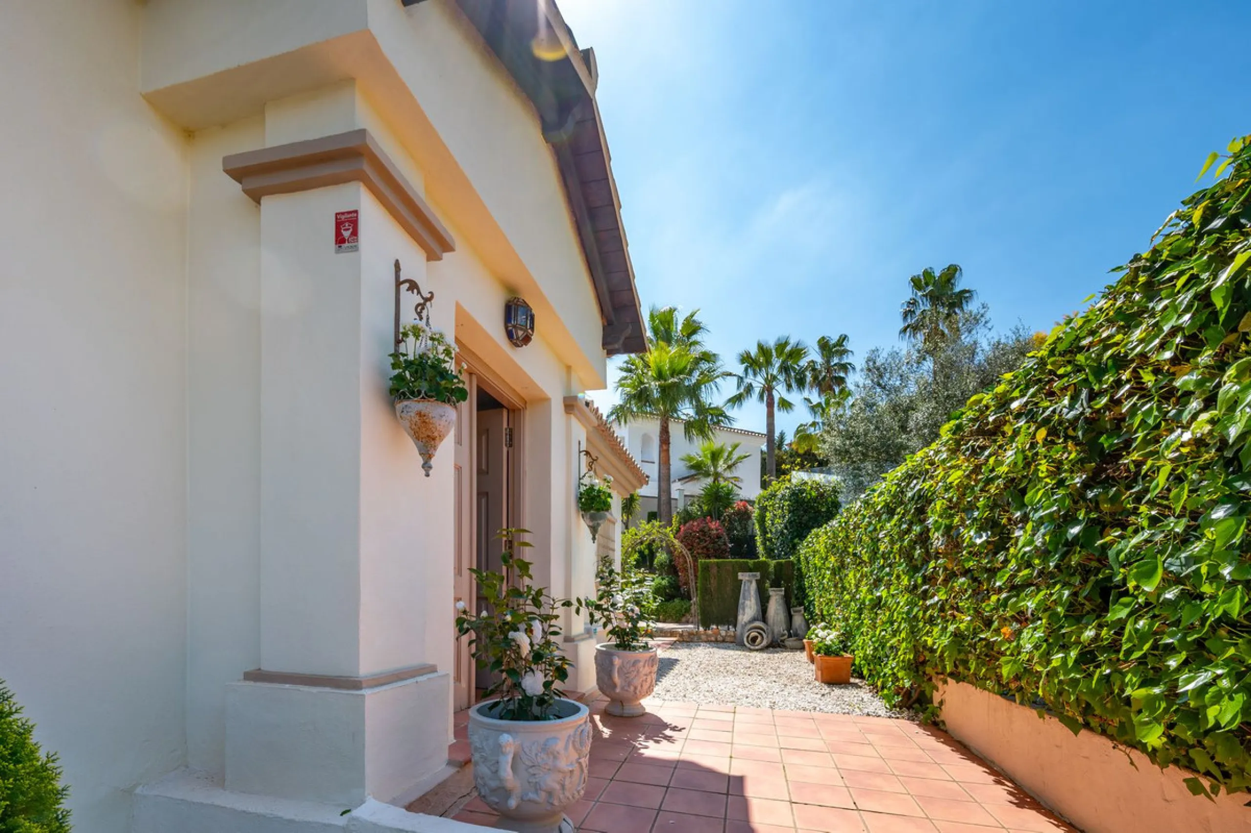 Beautiful detached villa in the outskirts of Coín set on a generous plot with a private pool and landscaped gardens, perfect for enjoying the Mediterranean lifestyle. Originally designed with 3 bedrooms, the property now offers 2 spacious bedrooms: one on