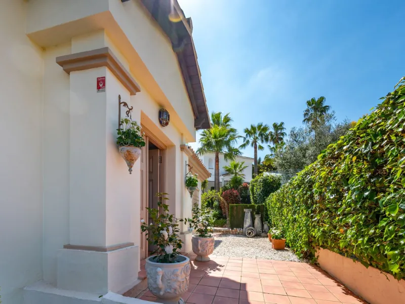 Beautiful detached villa in the outskirts of Coín set on a generous plot with a private pool and landscaped gardens, perfect for enjoying the Mediterranean lifestyle. Originally designed with 3 bedrooms, the property now offers 2 spacious bedrooms: one on