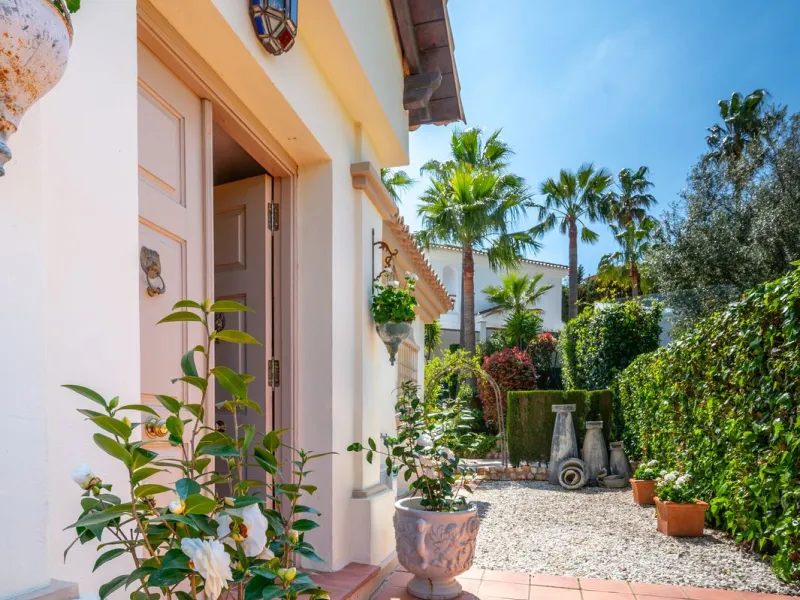 Beautiful detached villa in the outskirts of Coín set on a generous plot with a private pool and landscaped gardens, perfect for enjoying the Mediterranean lifestyle. Originally designed with 3 bedrooms, the property now offers 2 spacious bedrooms: one on