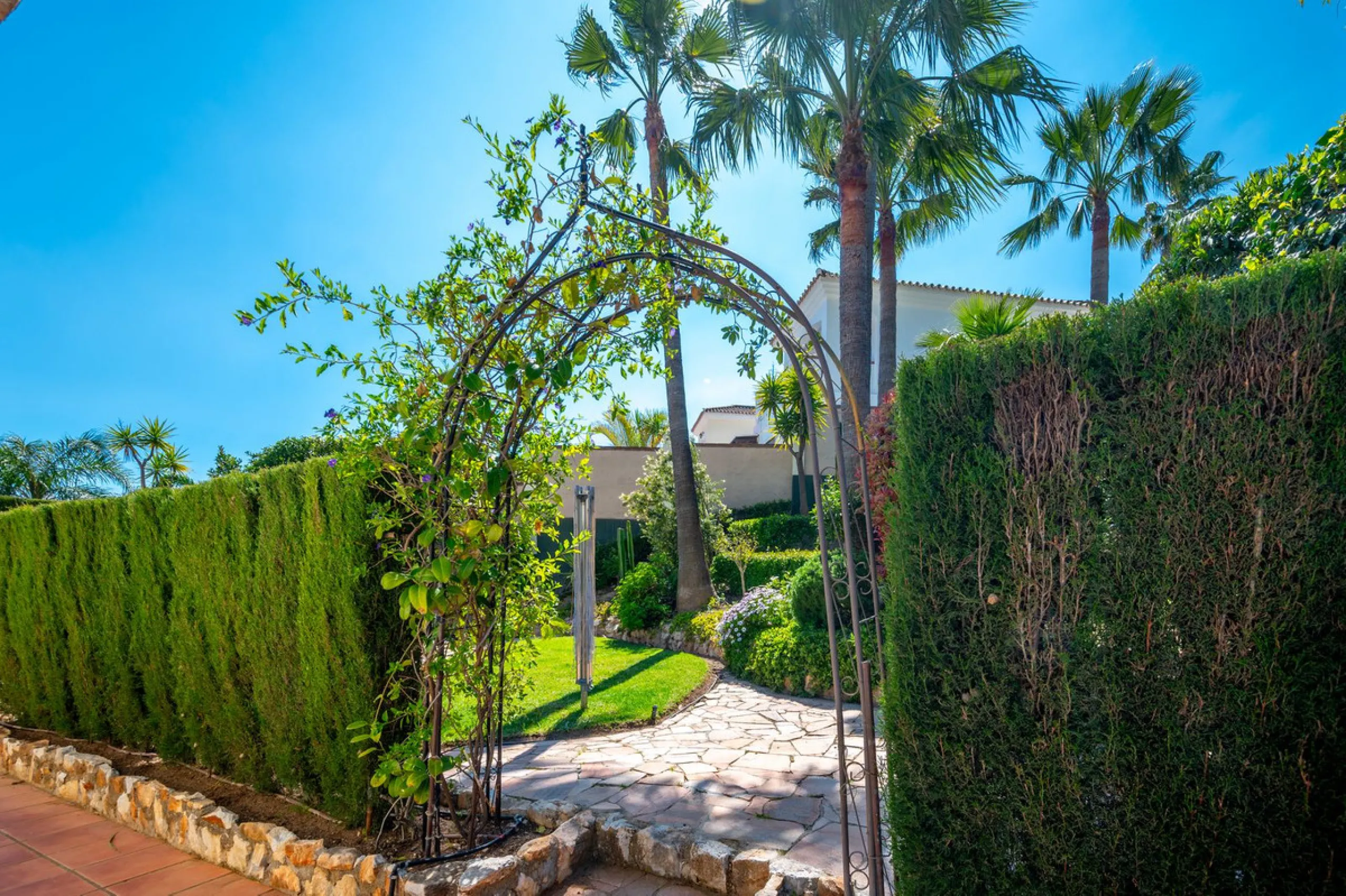 Beautiful detached villa in the outskirts of Coín set on a generous plot with a private pool and landscaped gardens, perfect for enjoying the Mediterranean lifestyle. Originally designed with 3 bedrooms, the property now offers 2 spacious bedrooms: one on