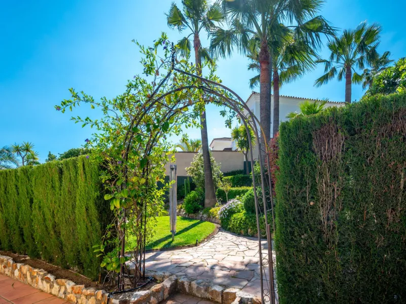 Beautiful detached villa in the outskirts of Coín set on a generous plot with a private pool and landscaped gardens, perfect for enjoying the Mediterranean lifestyle. Originally designed with 3 bedrooms, the property now offers 2 spacious bedrooms: one on