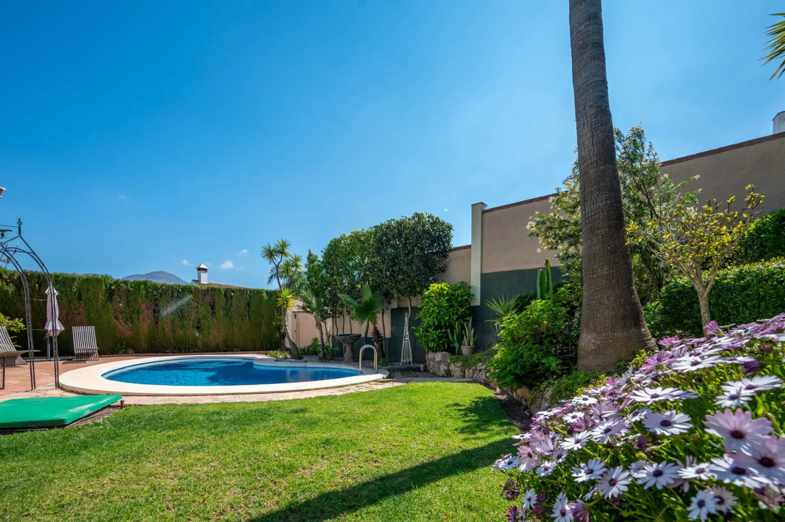 Beautiful detached villa in the outskirts of Coín set on a generous plot with a private pool and landscaped gardens, perfect for enjoying the Mediterranean lifestyle. Originally designed with 3 bedrooms, the property now offers 2 spacious bedrooms: one on